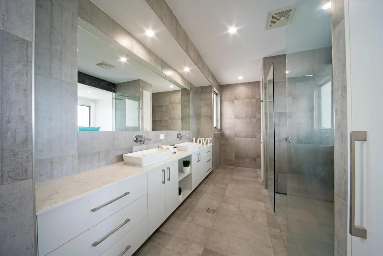 Oleander Holiday Home - Airlie Beach